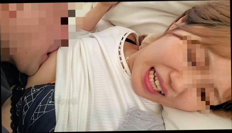 FCPPV Borrowing it secretly from her husband, unable to pay it off, so she took him to her room, playing with her body, and was numb to her, causing her to cum inside her vagina.