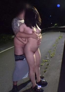 FC2PPV-4656326 男友开车兜风时停在附近，裸露并内射的超危险推荐